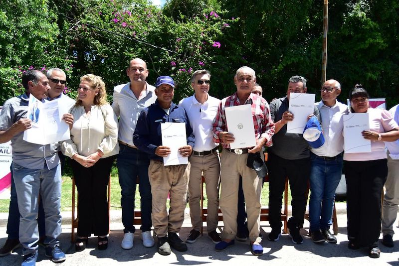 Sueños cumplidos: 70 familias de Basail recibieron sus títulos de propiedad Sueños cumplidos: 70 familias de Basail recibieron sus títulos de propiedad