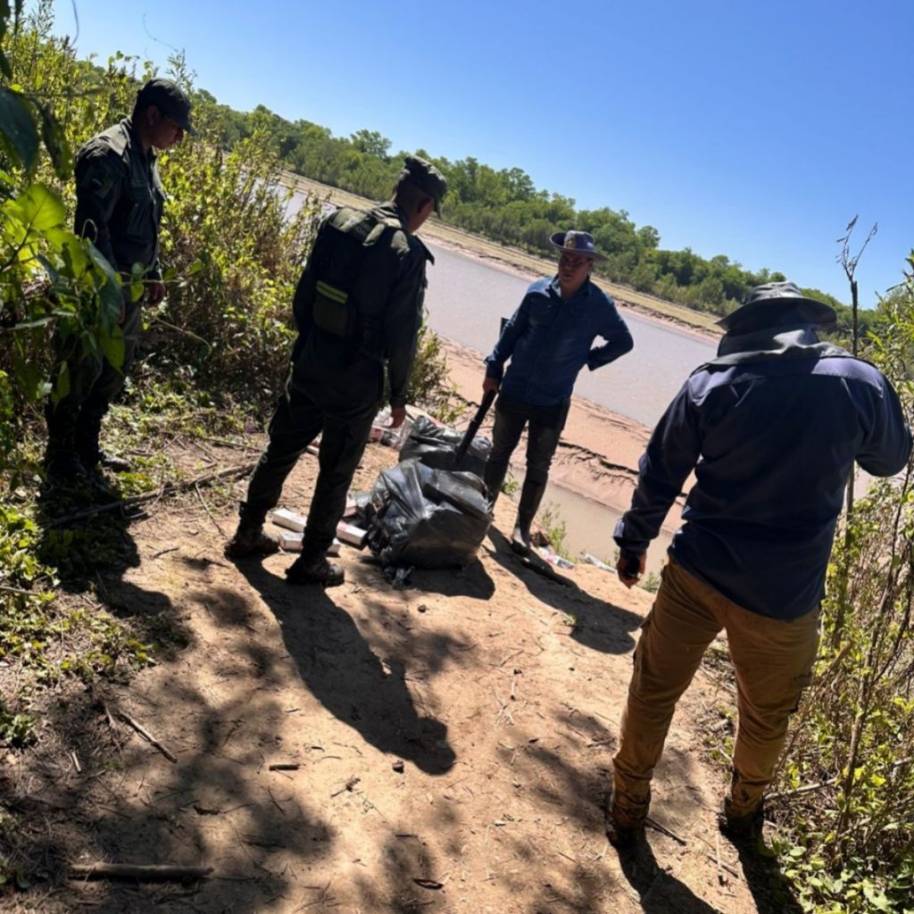 A orillas del Bermejo, secuestraron una enorme carga de cigarrillos de contrabando: dos detenidos