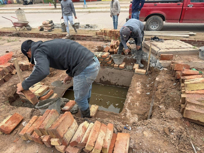 En Castelli, avanzan las obras de limpieza y acondicionamiento de canales por avenida Güemes En Castelli, avanzan las obras de limpieza y acondicionamiento de canales por avenida Güemes