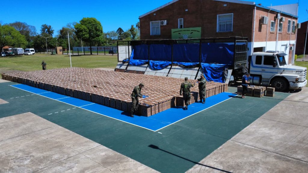 Desarticulan el traslado de cigarrillos de contrabando en el Chaco: la carga tiene un valor estimado de casi mil millones de pesos