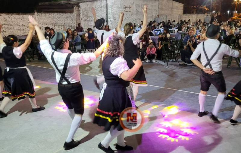 El Ballet Municipal de Las Breñas brilló en el Oktoberfest con bailes típicos de la colectividad alemana El Ballet Municipal de Las Breñas brilló en el Oktoberfest con bailes típicos de la colectividad alemana