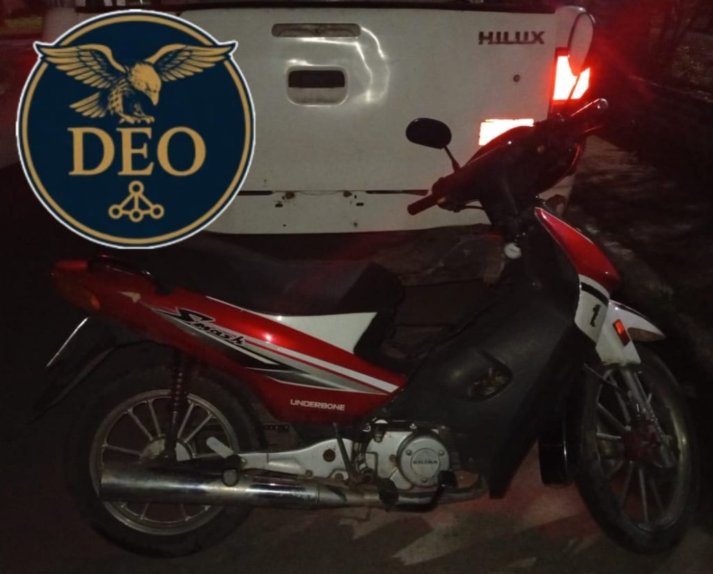 Dos mujeres fueron detenidas acusadas de robar una motocicleta