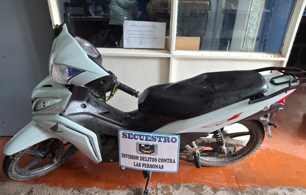 Robaron a una joven que iba en moto quien resultó herida por la caída: una pareja fue detenida