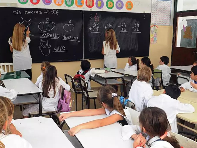 Ajuste educativo: en 21 provincias los salarios docentes son más bajos que hace una década Ajuste educativo: en 21 provincias los salarios docentes son más bajos que hace una década