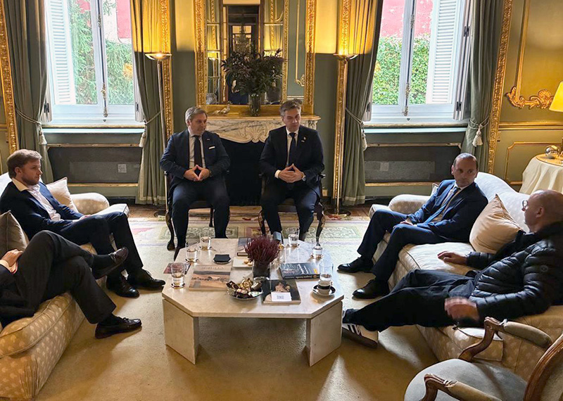 Zdero se reunió en Madrid con representantes del Santander Group para impulsar inversiones en el Norte Grande Zdero se reunió en Madrid con representantes del Santander Group para impulsar inversiones en el Norte Grande