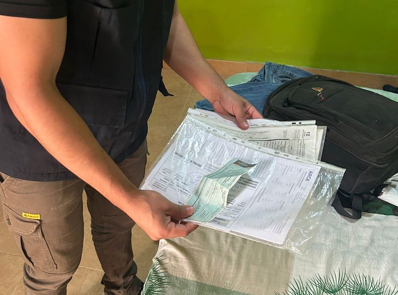 En un allanamiento, detuvieron a un hombre acusado de millonarias estafas con cheques falsos En un allanamiento, detuvieron a un hombre acusado de millonarias estafas con cheques falsos