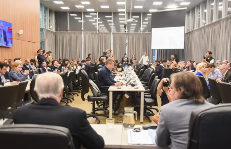 Presupuesto 2026: el Gobierno logró dictamen de la mayoría por una firma pero las negociaciones siguen abiertas Presupuesto 2026: el Gobierno logró dictamen de la mayoría por una firma pero las negociaciones siguen abiertas