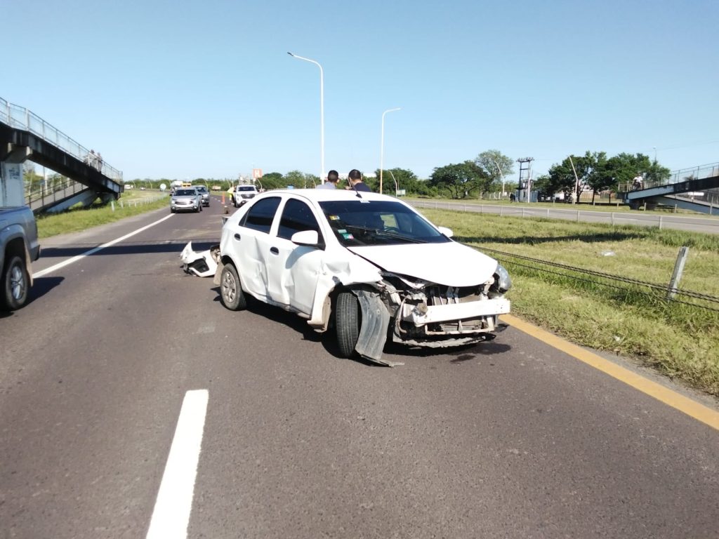 Accidente en la ruta 16: una conductora perdió el control y chocó contra el guardarrail