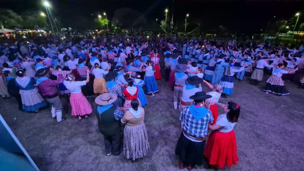 Día de la Tradición: el Pericón hizo bailar a todos en la Laguna Argüello