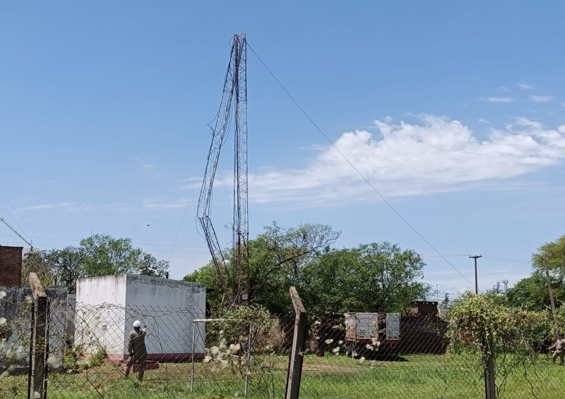 Intensos trabajos de SECHEEP tras el temporal que provocó serios destrozos en Hermoso Campo Intensos trabajos de SECHEEP tras el temporal que provocó serios destrozos en Hermoso Campo