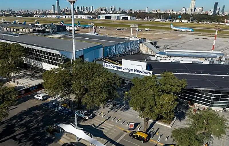 Pasajeros furiosos en Aeroparque: el calor derritió el asfalto y obligó a suspender las operaciones Pasajeros furiosos en Aeroparque: el calor derritió el asfalto y obligó a suspender las operaciones