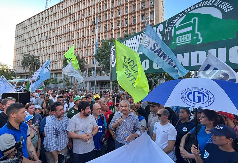 Multitudinaria marcha de la CGT Chaco: “El gobierno debe elegir si está con los trabajadores o con el ajuste” Multitudinaria marcha de la CGT Chaco: “El gobierno debe elegir si está con los trabajadores o con el ajuste”