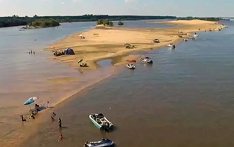 Volcó una lancha con ocho personas en el río Paraná y buscan a dos desaparecidos Volcó una lancha con ocho personas en el río Paraná y buscan a dos desaparecidos