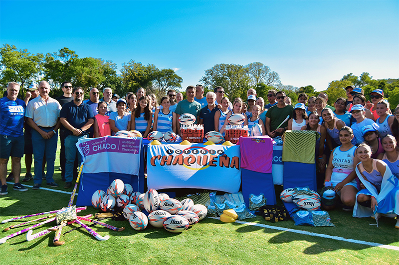 El gobernador Zdero inauguró la nueva cancha de hockey de Sixty Club y entregó elementos deportivos El gobernador Zdero inauguró la nueva cancha de hockey de Sixty Club y entregó elementos deportivos
