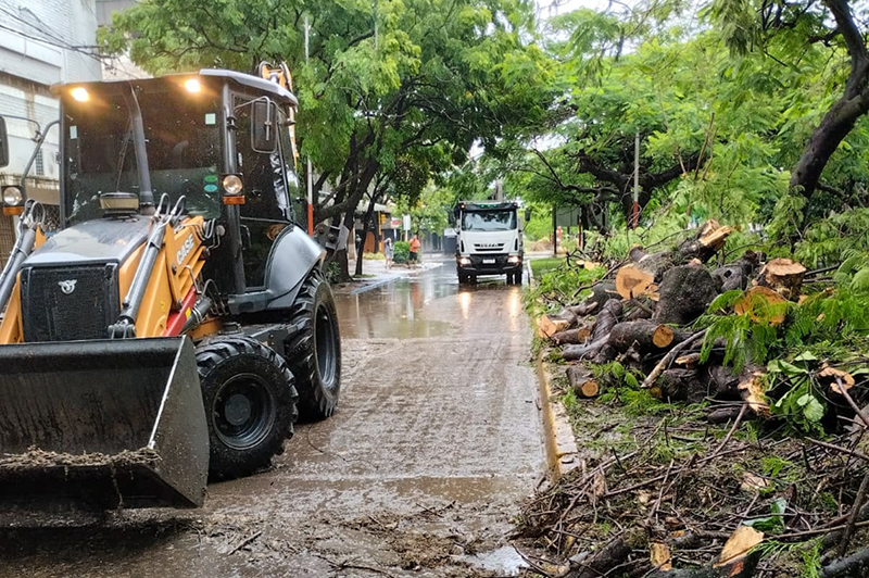 Temporal con lluvias intensas de 100 mm. en pocas horas afectaron a distintos barrios en el Área Metropolitana. Temporal con lluvias intensas de 100 mm. en pocas horas afectaron a distintos barrios en el Área Metropolitana.