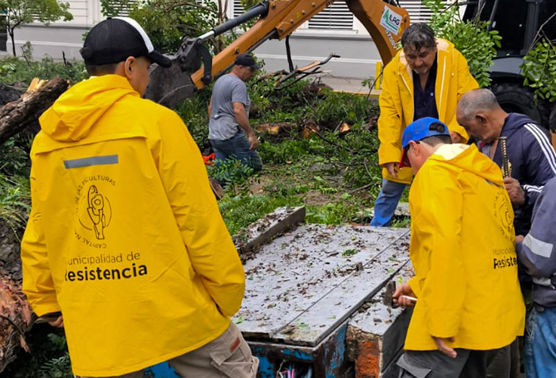 Tras el fuerte temporal de lluvia y viento cuadrillas municipales trabajaron en todo Resistencia Tras el fuerte temporal de lluvia y viento cuadrillas municipales trabajaron en todo Resistencia