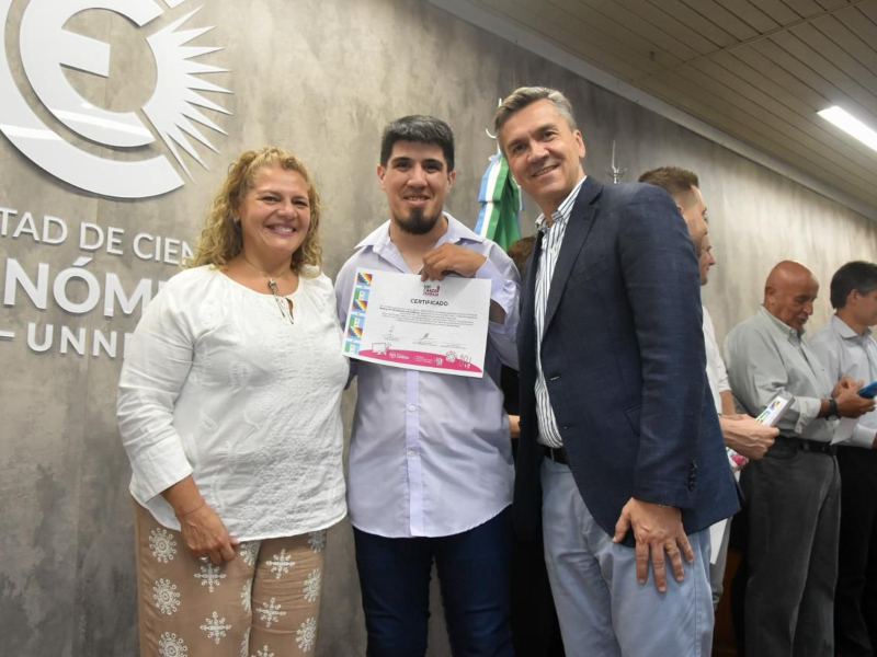 Capacitaciones en oficios: el gobernador Zdero acompañó la entrega de certificados de “Soy Chaco” Capacitaciones en oficios: el gobernador Zdero acompañó la entrega de certificados de “Soy Chaco”