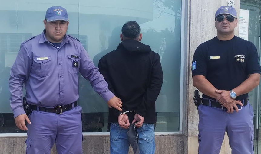 Detienen a empleado municipal por amenazar de muerte al Secretario de Gobierno de Sáenz Peña Detienen a empleado municipal por amenazar de muerte al Secretario de Gobierno de Sáenz Peña