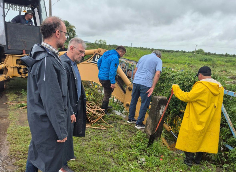 APA trabaja en desobstrucciones en el sistema de desagües para garantizar el escurrimiento de agua APA trabaja en desobstrucciones en el sistema de desagües para garantizar el escurrimiento de agua