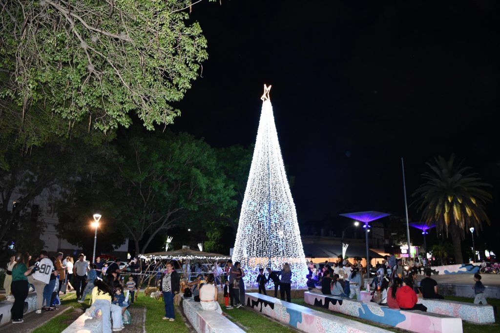 Árbol navideño en la plaza central de Resistencia: encendido e invitación a actividades para toda la familia Árbol navideño en la plaza central de Resistencia: encendido e invitación a actividades para toda la familia