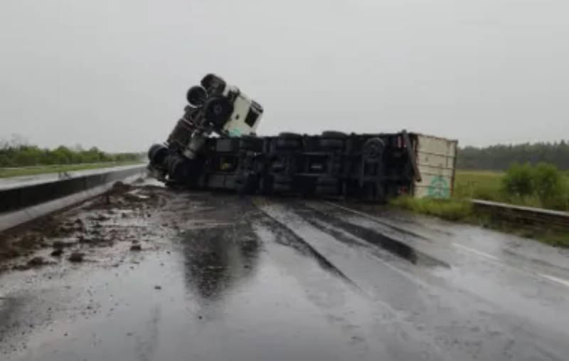 Despistó un camión sobre ruta N°14: el conductor salió ileso Despistó un camión sobre ruta N°14: el conductor salió ileso