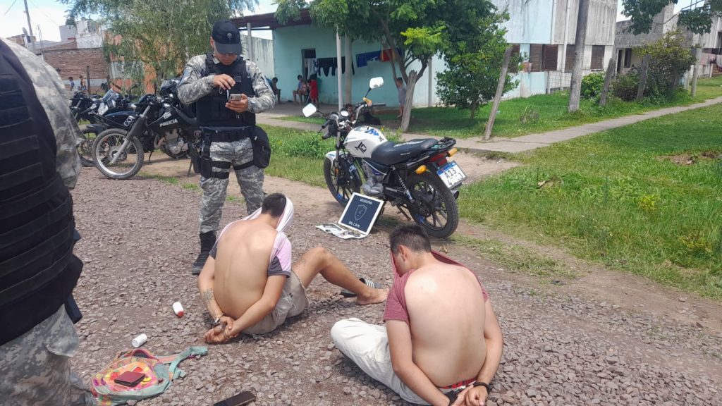 Detuvieron a dos hermanos que estaban armados Detuvieron a dos hermanos que estaban armados