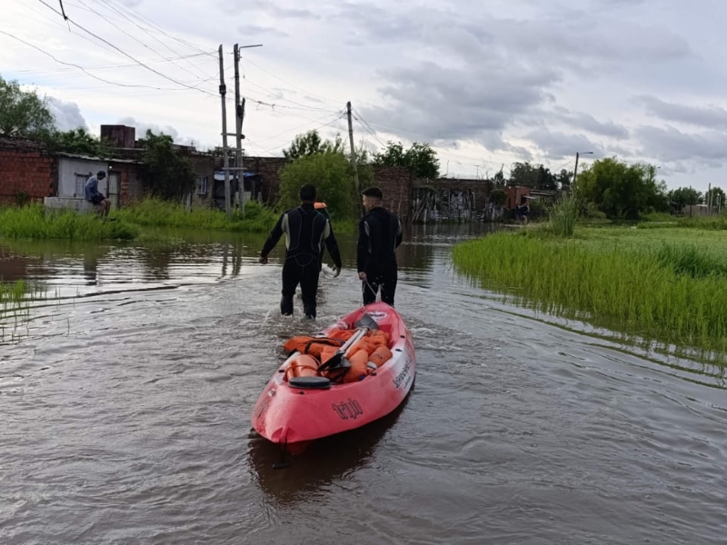 Policías evacuaron a una familia varada tras intensas lluvias en la zona sur de Resistencia Policías evacuaron a una familia varada tras intensas lluvias en la zona sur de Resistencia