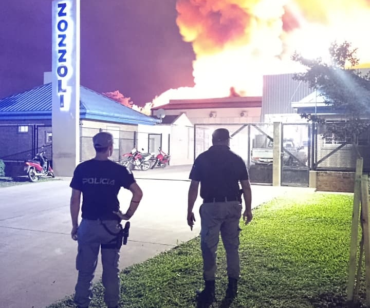 Voraz incendio afectó a una fábrica de colchones en Sáenz Peña Voraz incendio afectó a una fábrica de colchones en Sáenz Peña