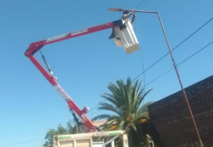 La Secretaría de Obras Públicas de Castell avanza con el recambio de luminarias en distintos puntos de la ciudad La Secretaría de Obras Públicas de Castell avanza con el recambio de luminarias en distintos puntos de la ciudad