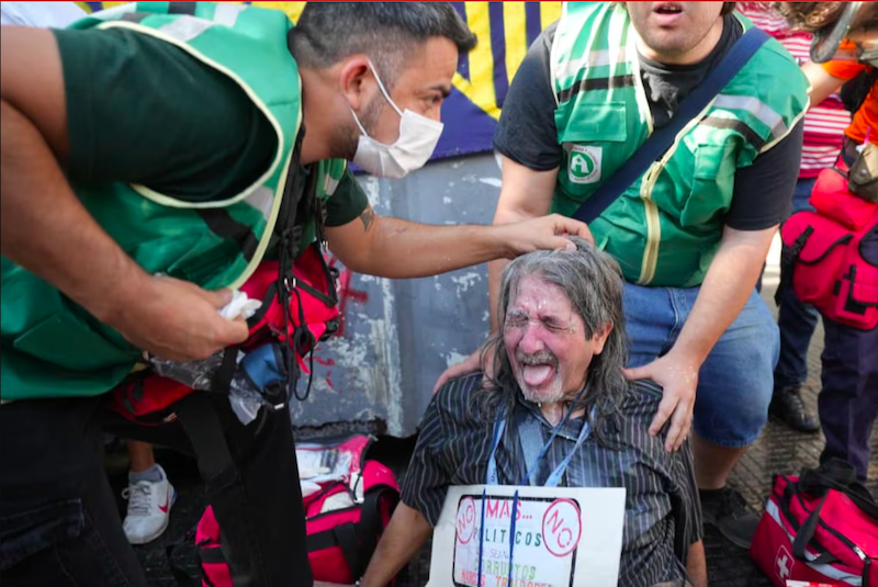 La Policía reprimió a manifestantes en una nueva marcha de jubilados frente al Congreso La Policía reprimió a manifestantes en una nueva marcha de jubilados frente al Congreso