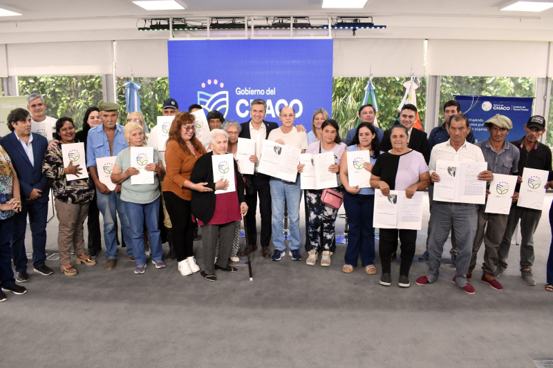 Entregaron títulos de propiedad: “Las tierras vuelven a manos de los que realmente trabajan”, afirmó Zdero Entregaron títulos de propiedad: “Las tierras vuelven a manos de los que realmente trabajan”, afirmó Zdero