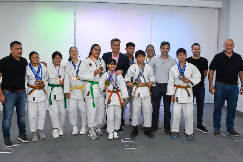 El deporte como ejemplo: el gobernador Zdero reconoció el desempeño de jóvenes chaqueños de diferentes disciplinas El deporte como ejemplo: el gobernador Zdero reconoció el desempeño de jóvenes chaqueños de diferentes disciplinas