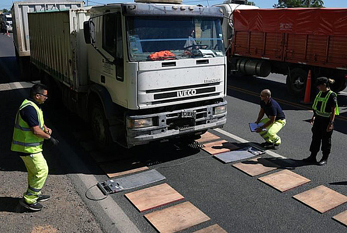 Cada camión a Rosario con exceso de carga puede pagar multa de hasta millones con retención del vehículo Cada camión a Rosario con exceso de carga puede pagar multa de hasta millones con retención del vehículo
