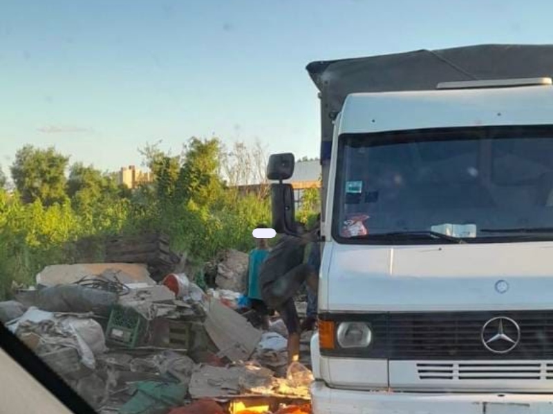 Sancionaron a un comerciante por arrojar basura en la vía pública y circular sin documentación Sancionaron a un comerciante por arrojar basura en la vía pública y circular sin documentación
