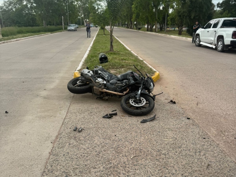 Villa Ángela: un joven lesionado tras choque de moto contra una camioneta Villa Ángela: un joven lesionado tras choque de moto contra una camioneta