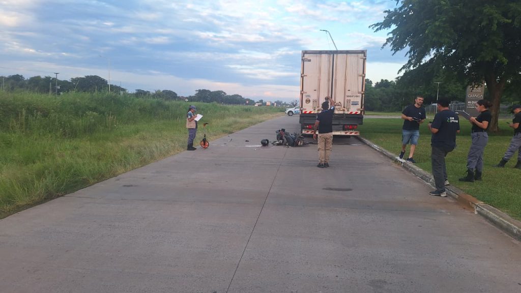 Joven en grave estado tras chocar su moto con un acoplado Joven en grave estado tras chocar su moto con un acoplado