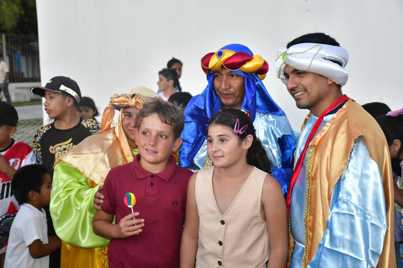 Exitosa celebración en la víspera de Reyes en la plaza San Martín de Castelli Exitosa celebración en la víspera de Reyes en la plaza San Martín de Castelli