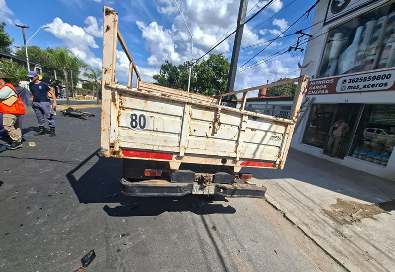 Motociclista fallece tras chocar vehículo estacionado en la Av. 9 de Julio en Resistencia Motociclista fallece tras chocar vehículo estacionado en la Av. 9 de Julio en Resistencia