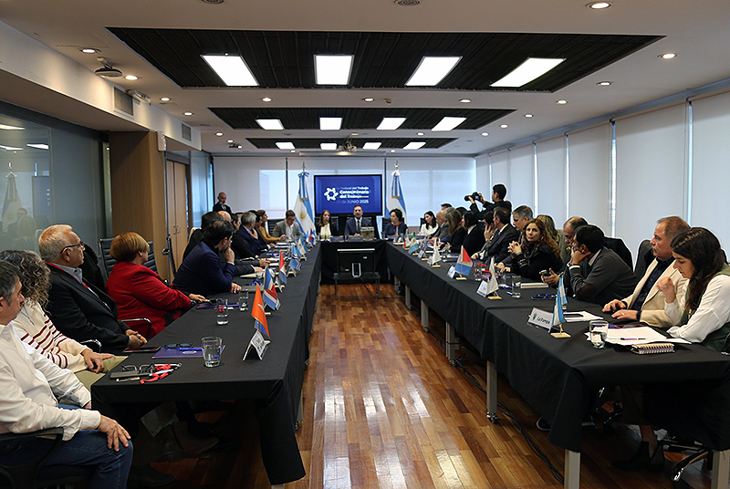 Provincias se unen para exigir cumbre del Consejo Federal del Trabajo para debatir la Reforma Laboral Provincias se unen para exigir cumbre del Consejo Federal del Trabajo para debatir la Reforma Laboral