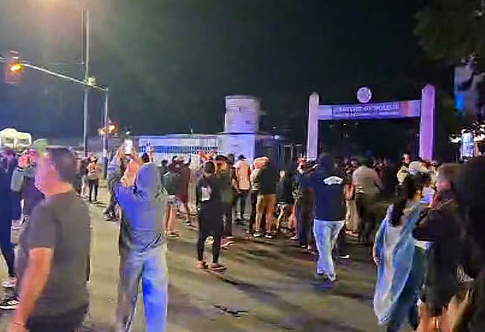 Continúan protestas en el ingreso a la Jefatura de Policía de Rosario y los agentes se acuartelaron Continúan protestas en el ingreso a la Jefatura de Policía de Rosario y los agentes se acuartelaron