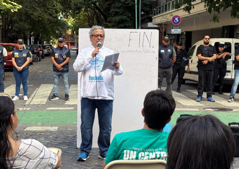 Adorni puso custodia de 60 policías, asustado por la clase abierta de alumnos de Filosofía Adorni puso custodia de 60 policías, asustado por la clase abierta de alumnos de Filosofía