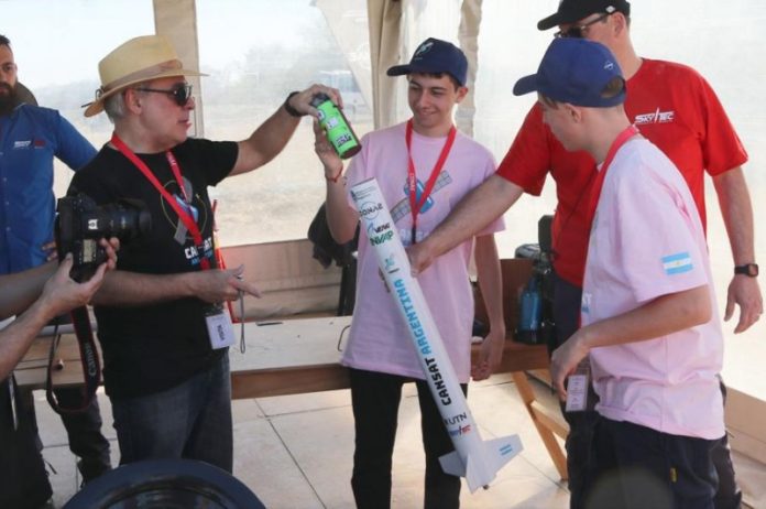 Estudiantes lanzaron sus satélites en busca de información ambiental Estudiantes lanzaron sus satélites en busca de información ambiental