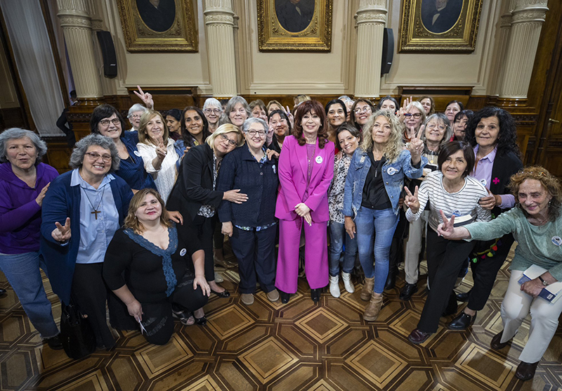 Cristina Kirchner recibió en el Senado a integrantes de la Red Nacional de Mujeres Cristina Kirchner recibió en el Senado a integrantes de la Red Nacional de Mujeres