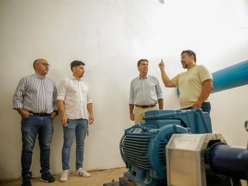 Capitanich supervisó la obra de la Cisterna Norte que abastecerá de agua a 11.000 familias del Gran Resistencia Capitanich supervisó la obra de la Cisterna Norte que abastecerá de agua a 11.000 familias del Gran Resistencia