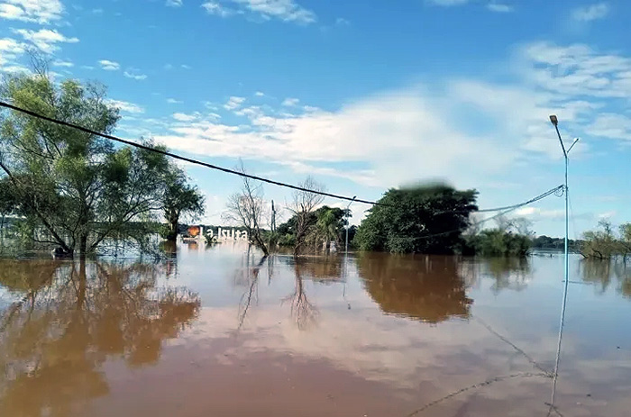 La crecida del río Uruguay causó estragos y evacuaron a 238 familias en Corrientes La crecida del río Uruguay causó estragos y evacuaron a 238 familias en Corrientes