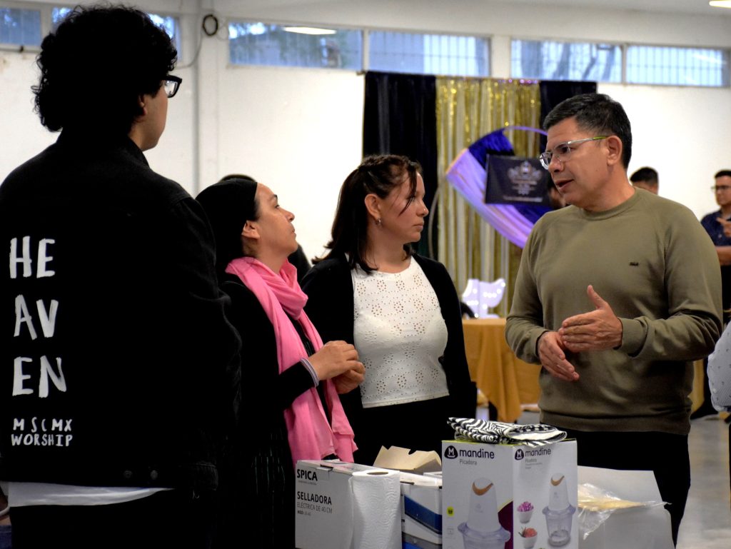 Emprendedores locales capacitados por la municipalidad expusieron sus trabajos en el Domo del Centenario