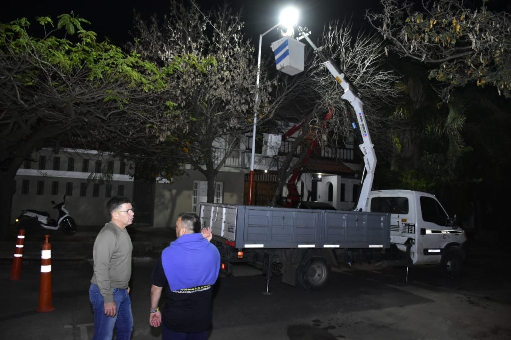 La municipalidad ejecuta un operativo de alumbrado público en el microcentro de Resistencia La municipalidad ejecuta un operativo de alumbrado público en el microcentro de Resistencia