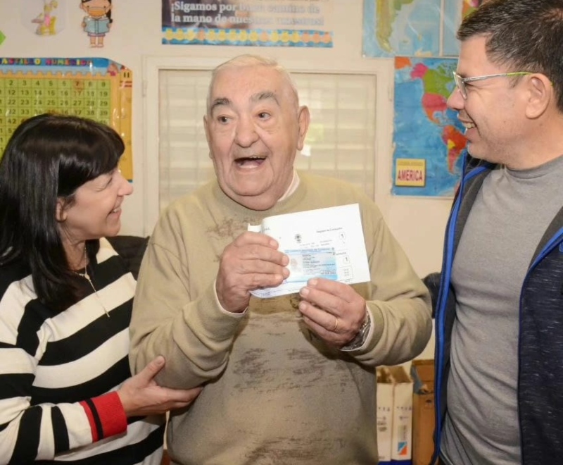 Villa del Parque: Cuesta se comprometió a profundizar la descentralización de servicios Villa del Parque: Cuesta se comprometió a profundizar la descentralización de servicios