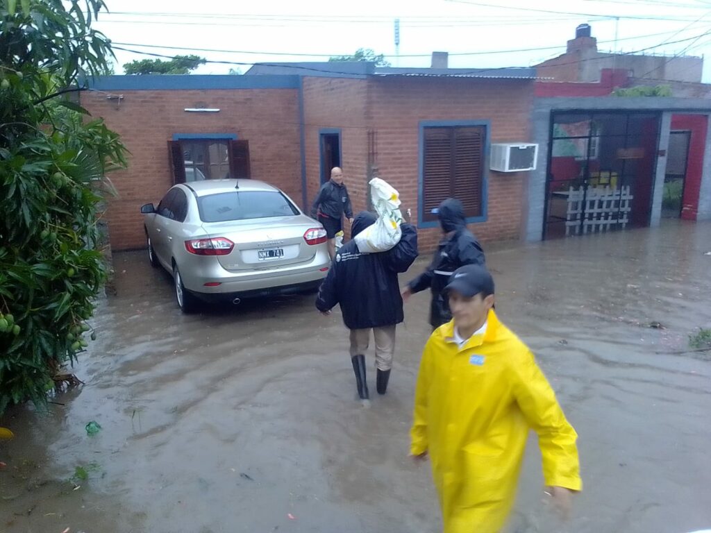 El temporal impactó fuerte en Barranqueras, con calles anegadas, árboles caídos y cables cortados