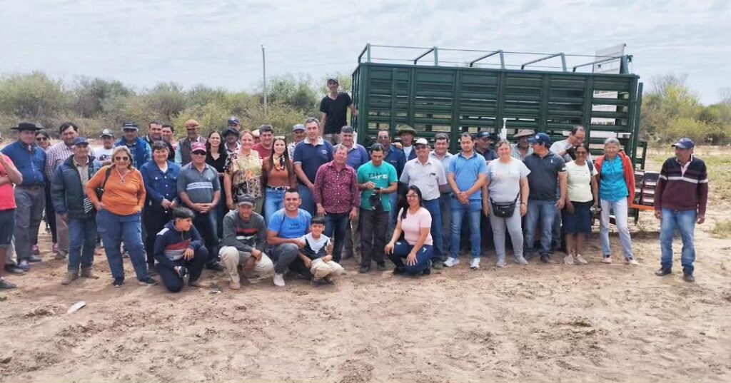 Con la entrega de insumos y maquinarias, el IAFEP fortalece a Consorcios Rurales